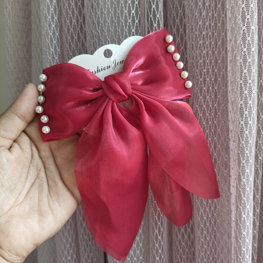 Pearls bow pin