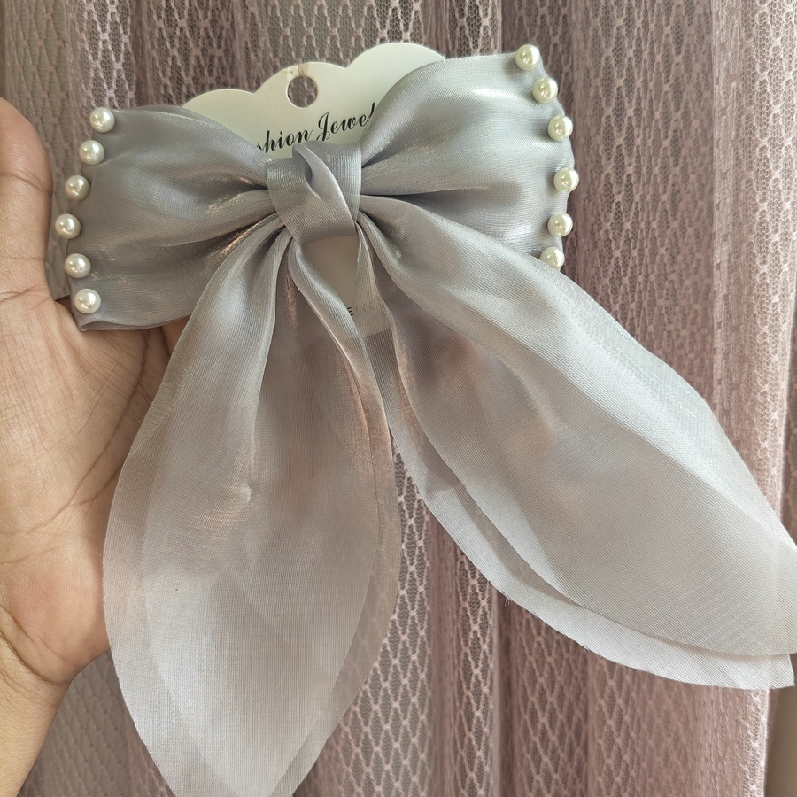 Pearls bow pin