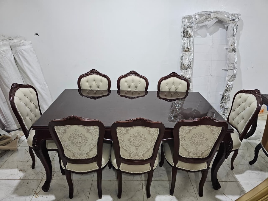 ميز طعام ملكية