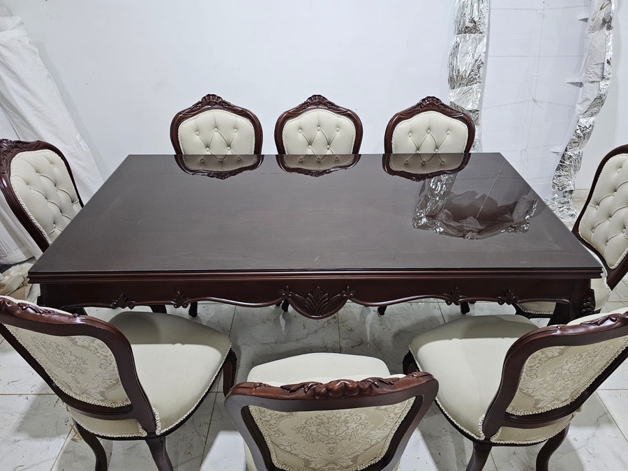 ميز طعام ملكية