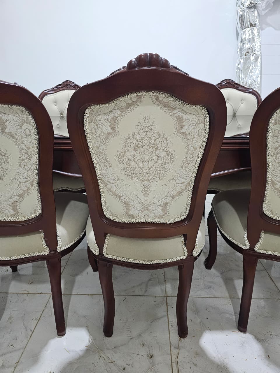 ميز طعام ملكية