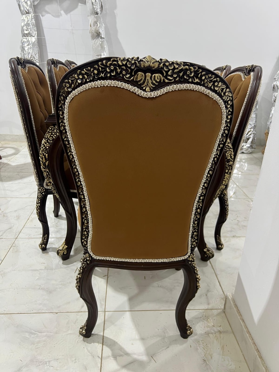 ميز طعام ملكية