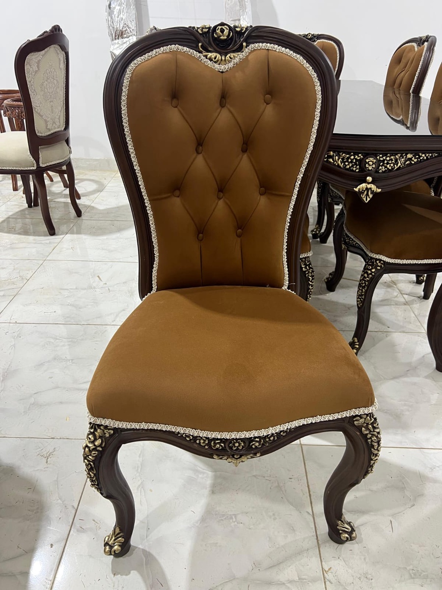 ميز طعام ملكية