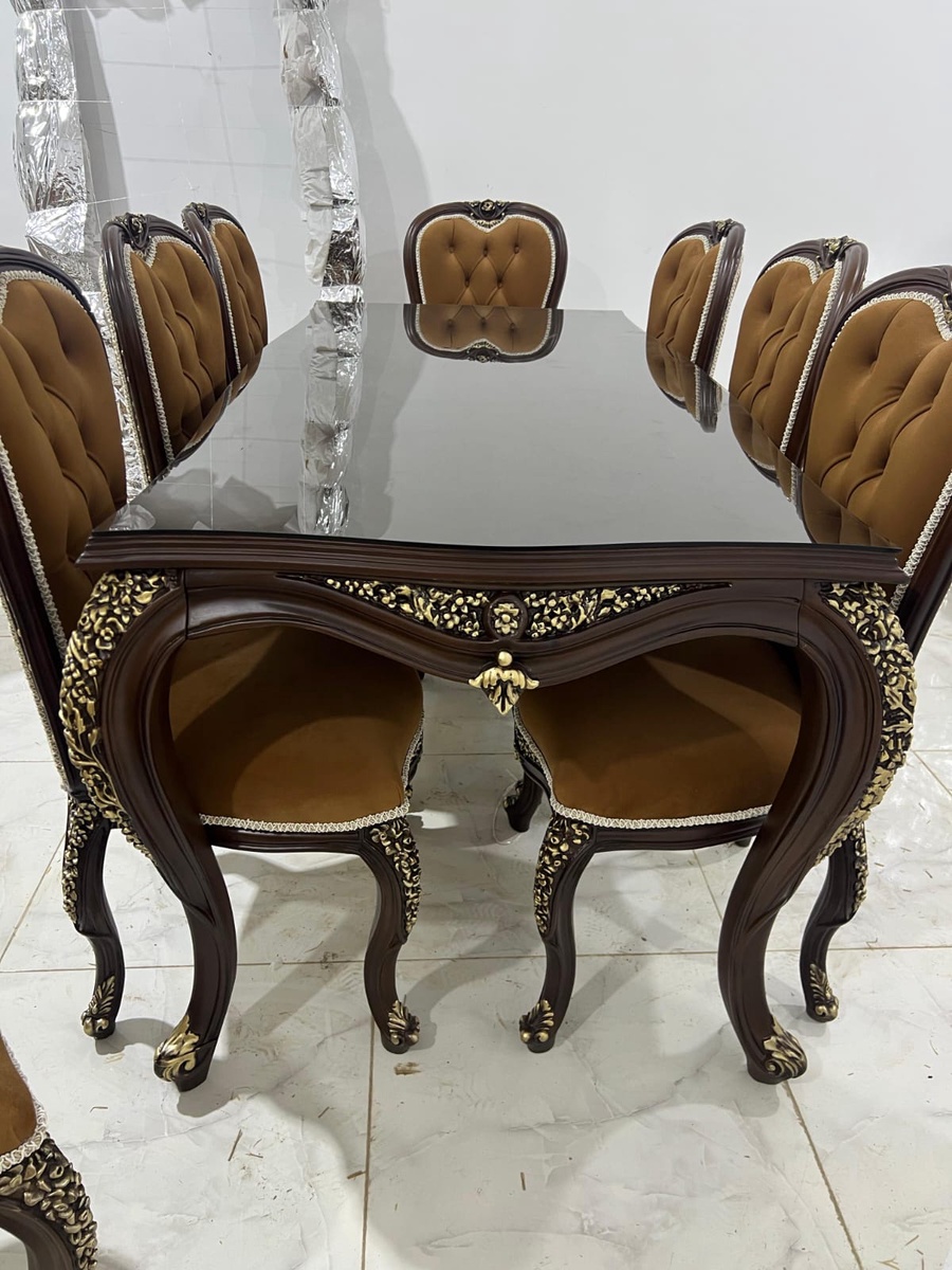 ميز طعام ملكية