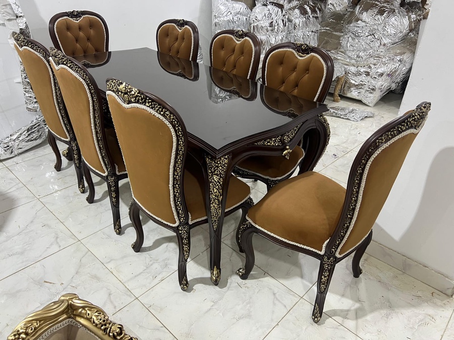 ميز طعام ملكية