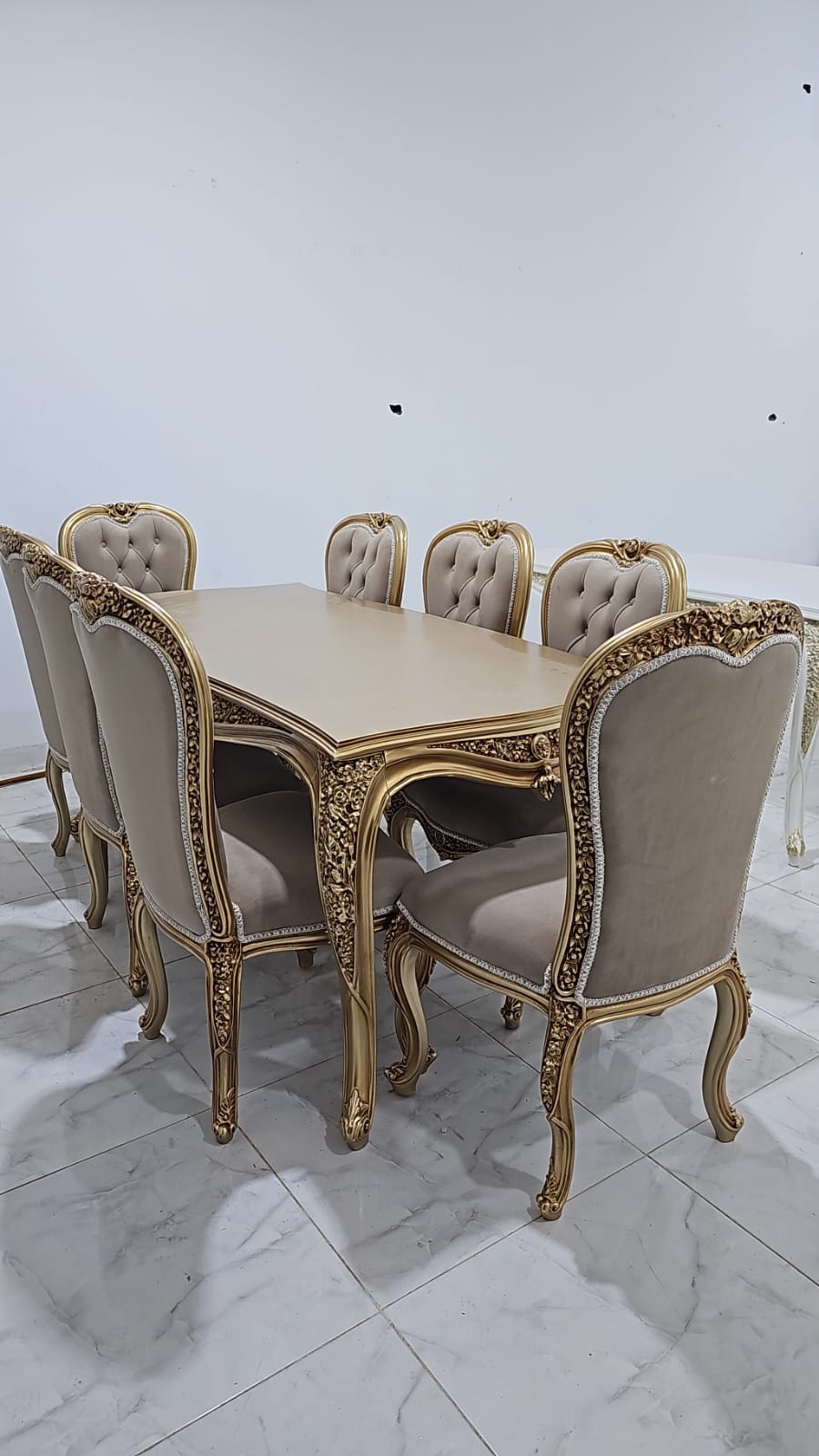 ميز طعام ملكية