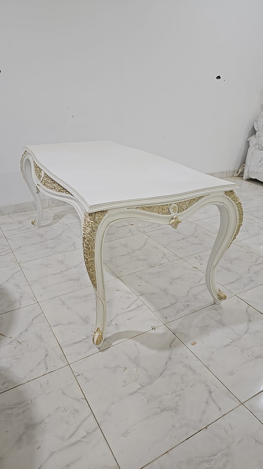 ميز طعام ملكية