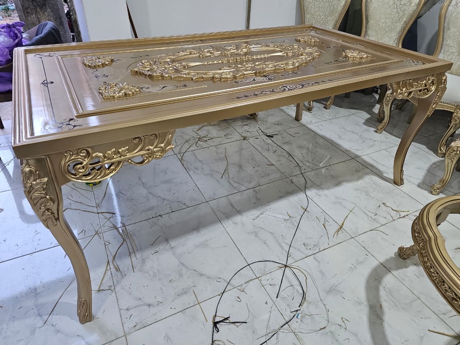 ميز طعام ملكية