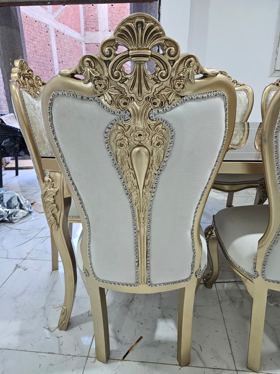 ميز طعام ملكية