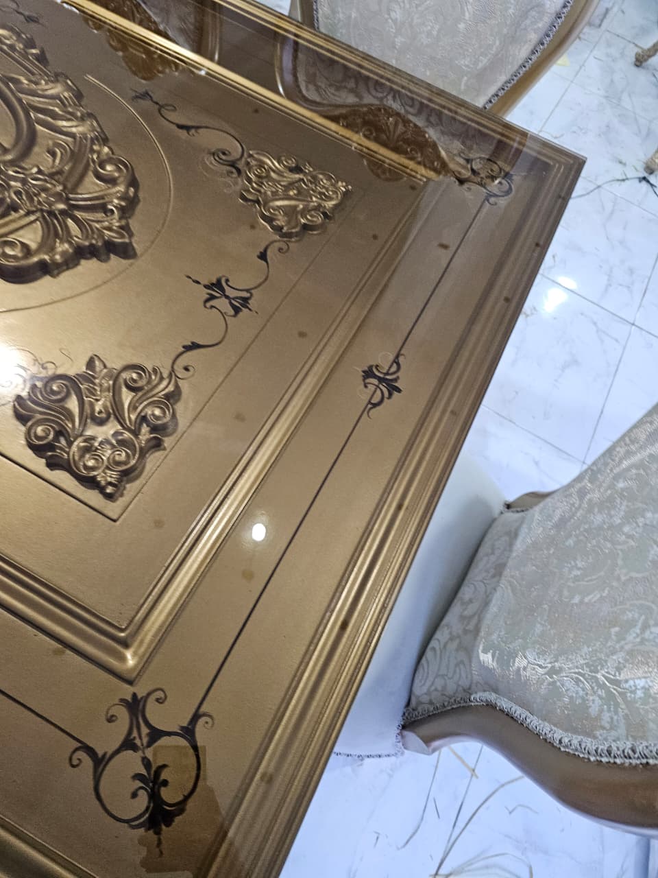 ميز طعام ملكية