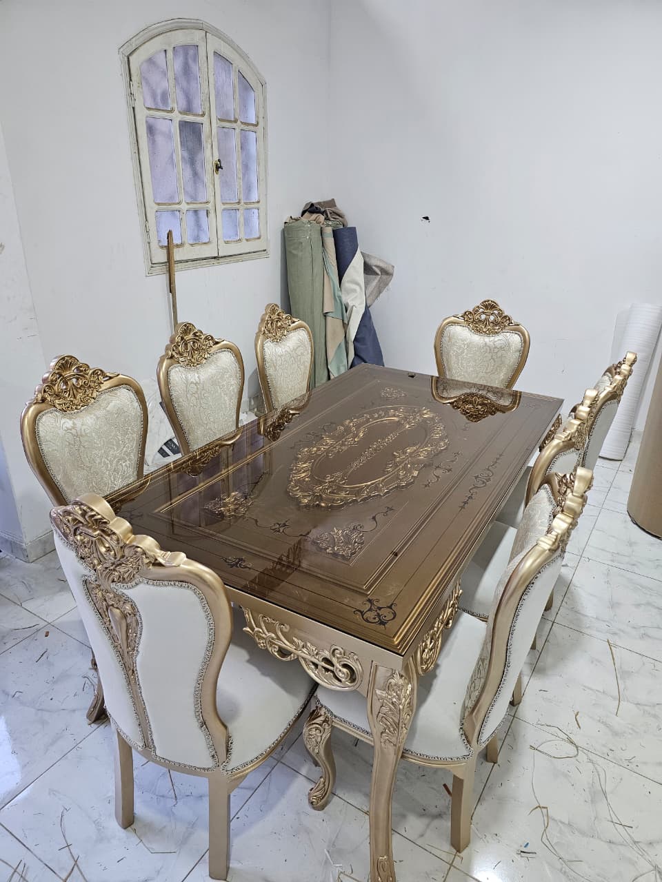 ميز طعام ملكية