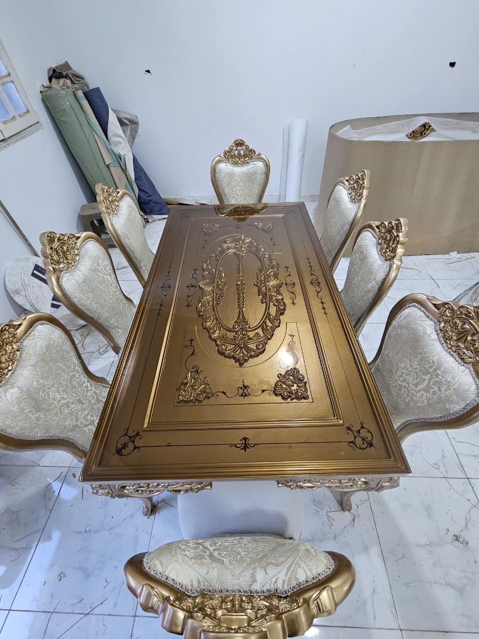 ميز طعام ملكية