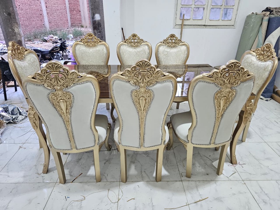 ميز طعام ملكية