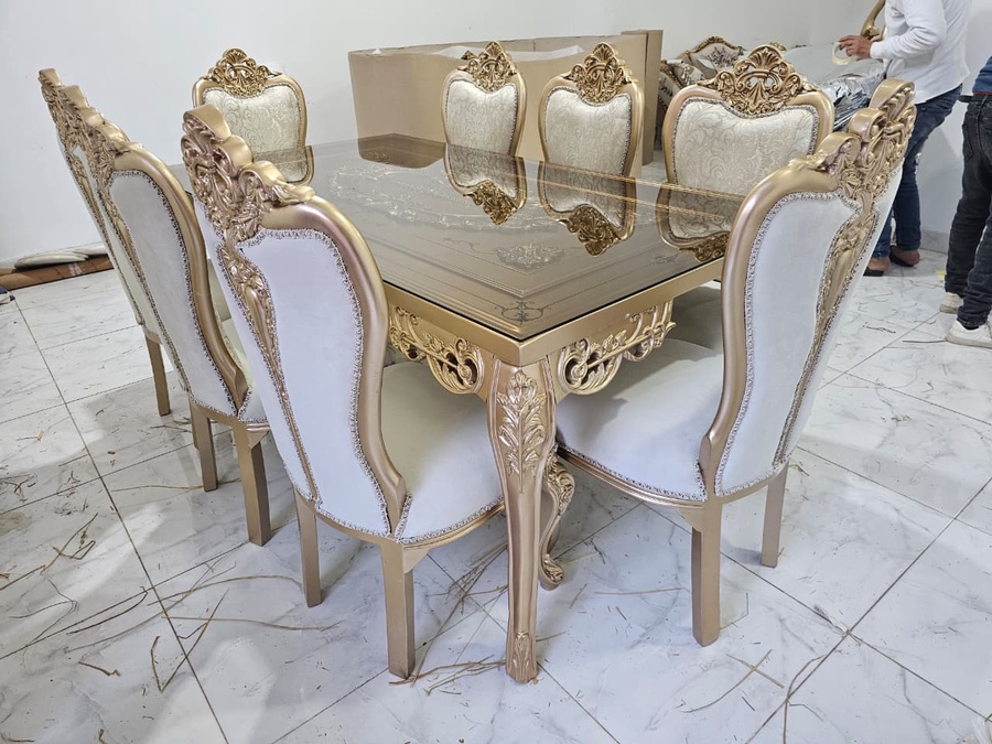 ميز طعام ملكية