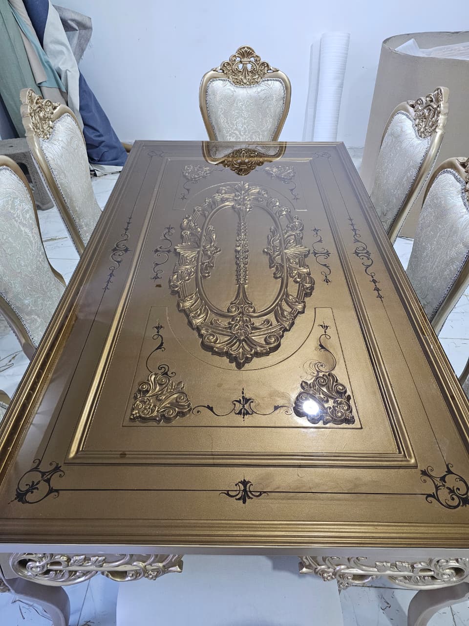 ميز طعام ملكية
