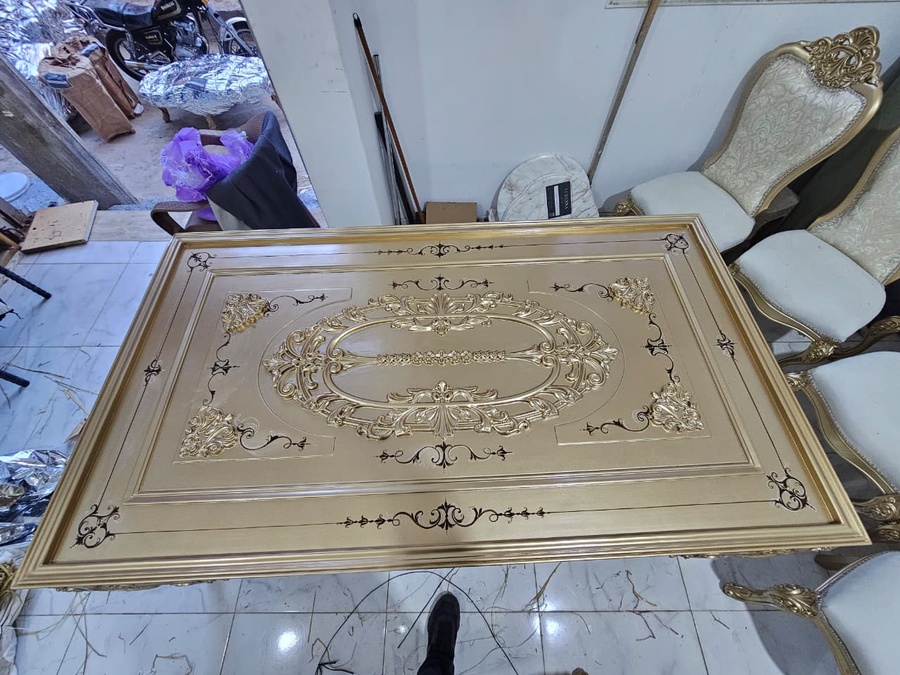 ميز طعام ملكية