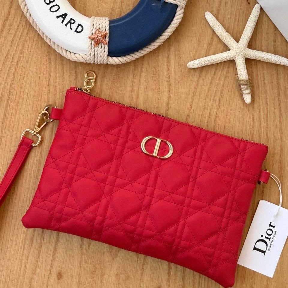  كلاتش حريمي باللون الاحمر  جلد مبطن تصميم Dior بقفل قابل للفك 