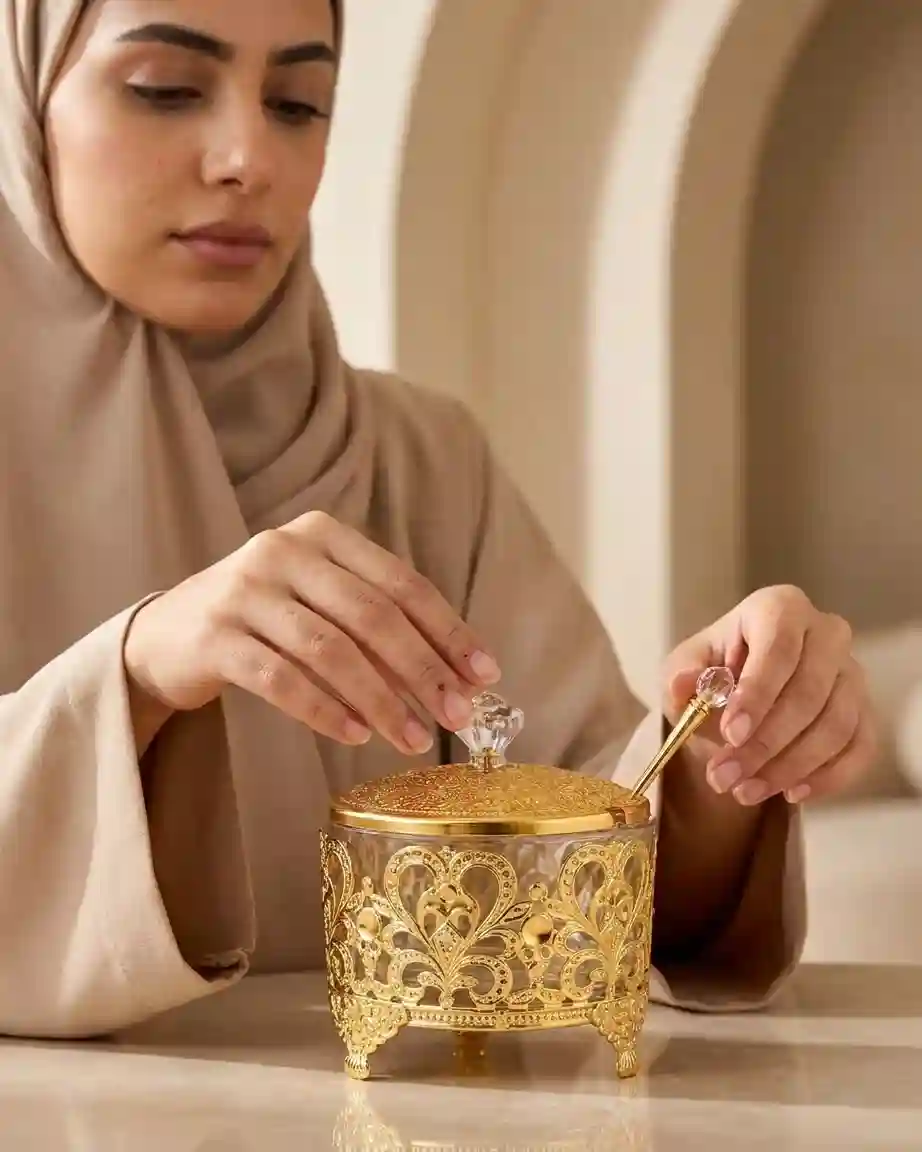 سكرية ذهبية مزخرفة بغطاء ومعلقة | خان القهوة