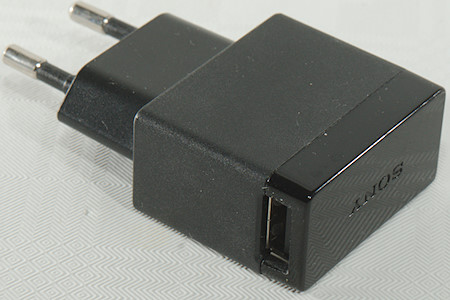 ادابتور شحن سريعة أصلي سوني EP880 بمنفذ USB بقوة 5 فولت   - أبيض