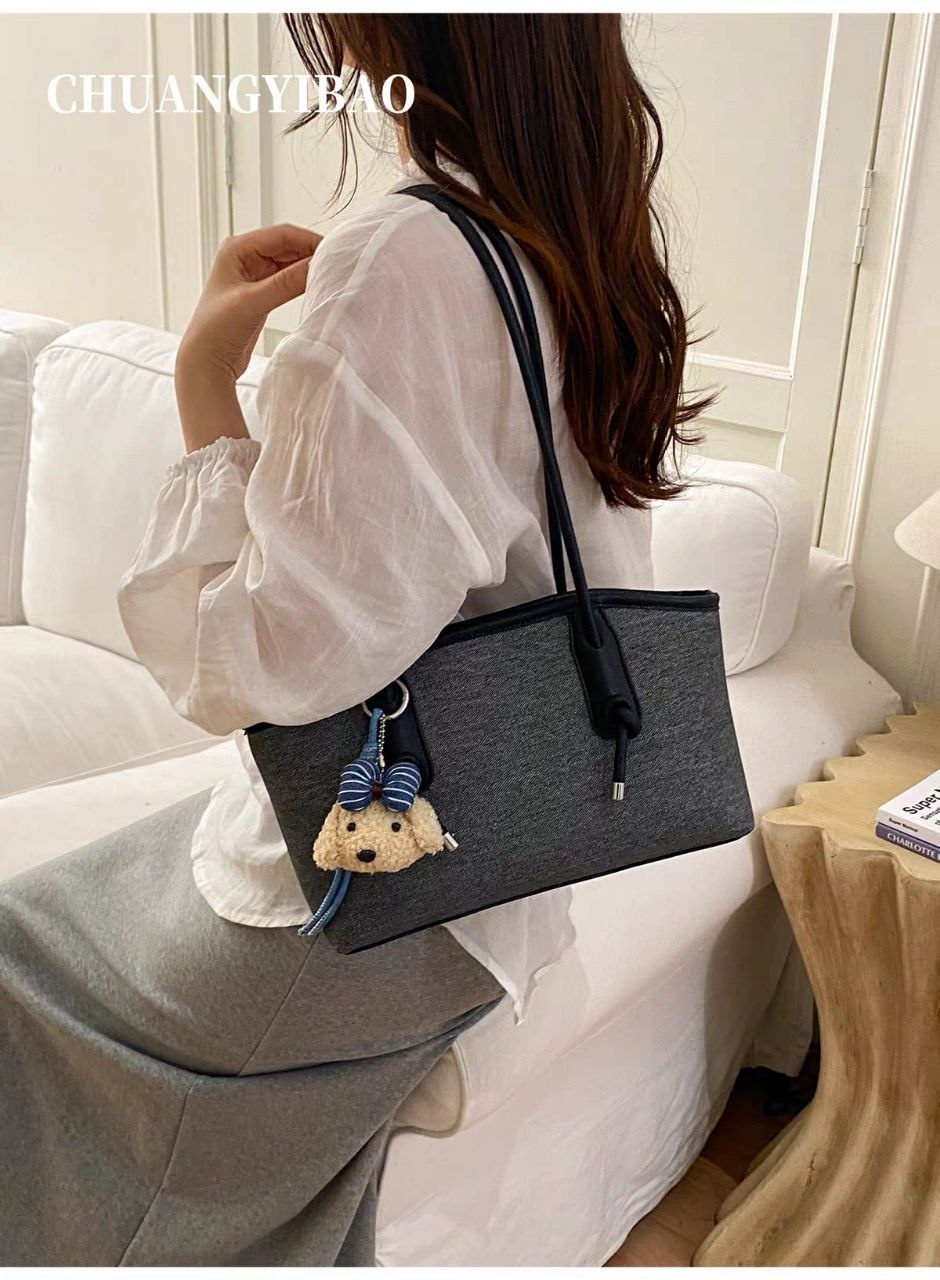 شنطة كتف حريمي كاجوال خامة جينز بتصميم توت (Tote) ويد قابلة للتعديل | Demand Beyond