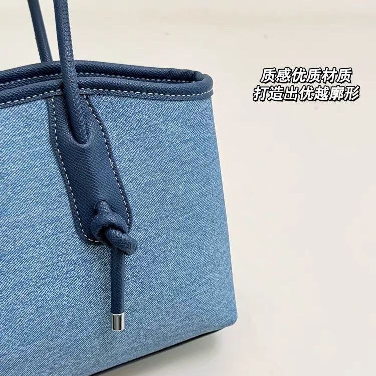 شنطة كتف حريمي كاجوال خامة جينز بتصميم توت (Tote) ويد قابلة للتعديل | Demand Beyond