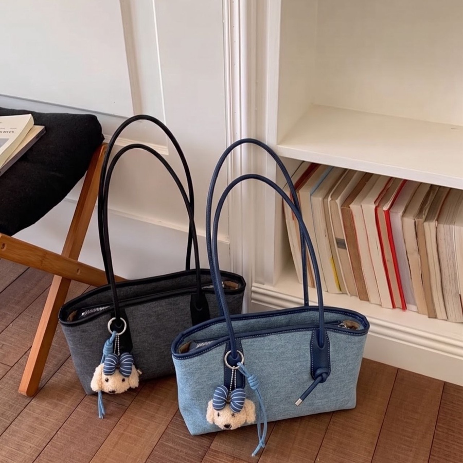 شنطة كتف حريمي كاجوال خامة جينز بتصميم توت (Tote) ويد قابلة للتعديل | Demand Beyond