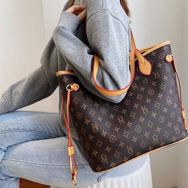 شنطة كتف حريميمستوحاه من  ( Louis Vuitton ) جلد مستورد بنقشه فاخرة مع باوتش مرفق | Demand & Beyond