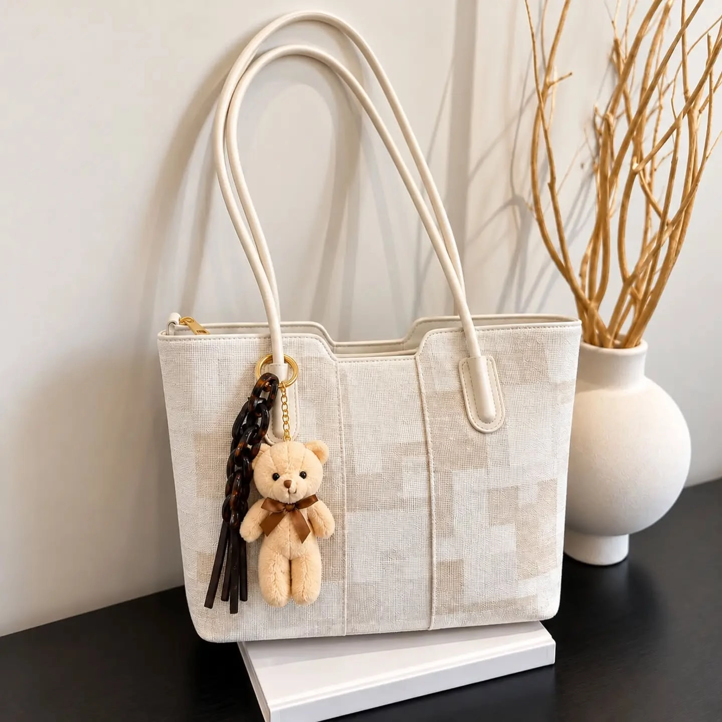 شنطة Teddy توت واسعة بالميدالية – ابيض