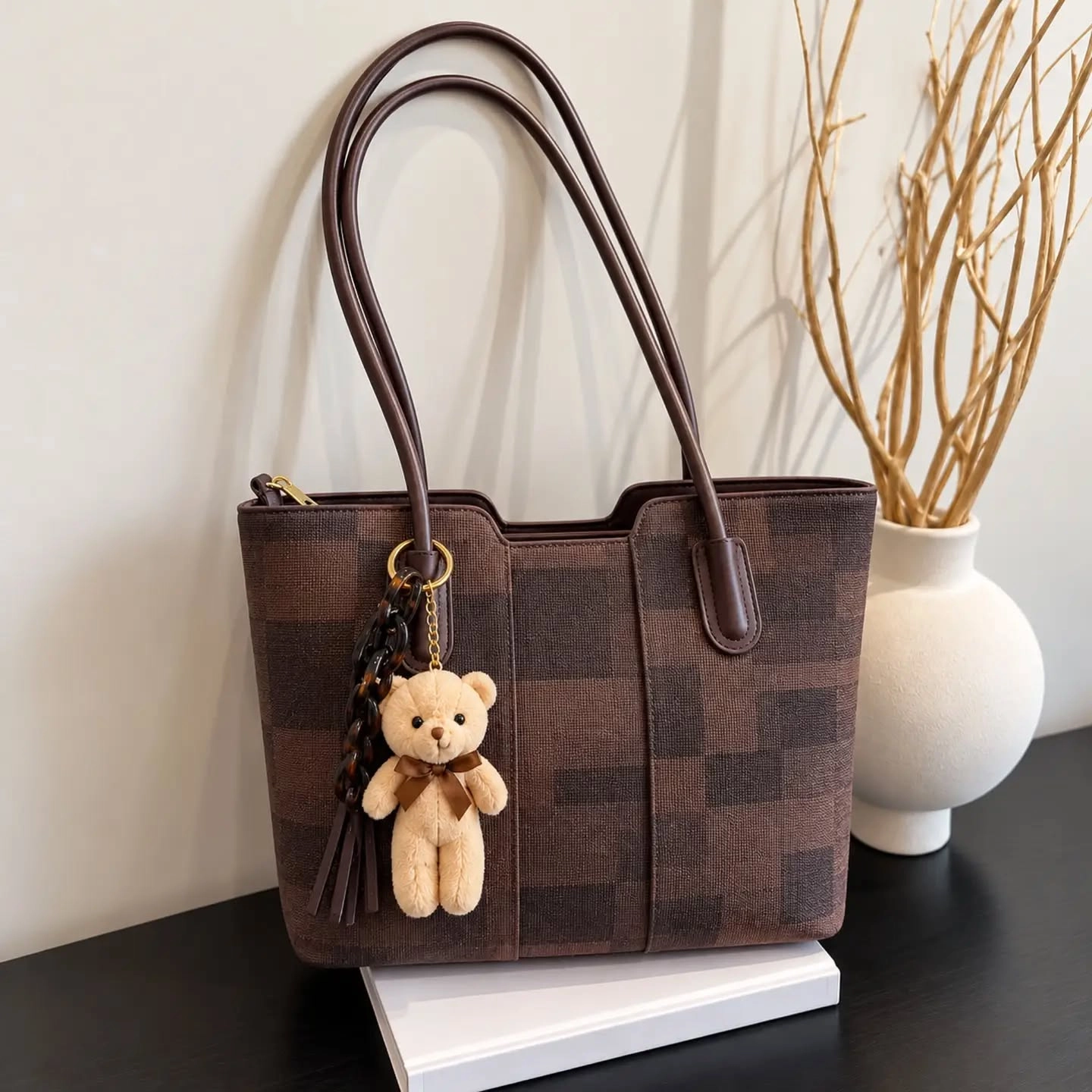 شنطة Teddy توت واسعة بالميدالية – بني
