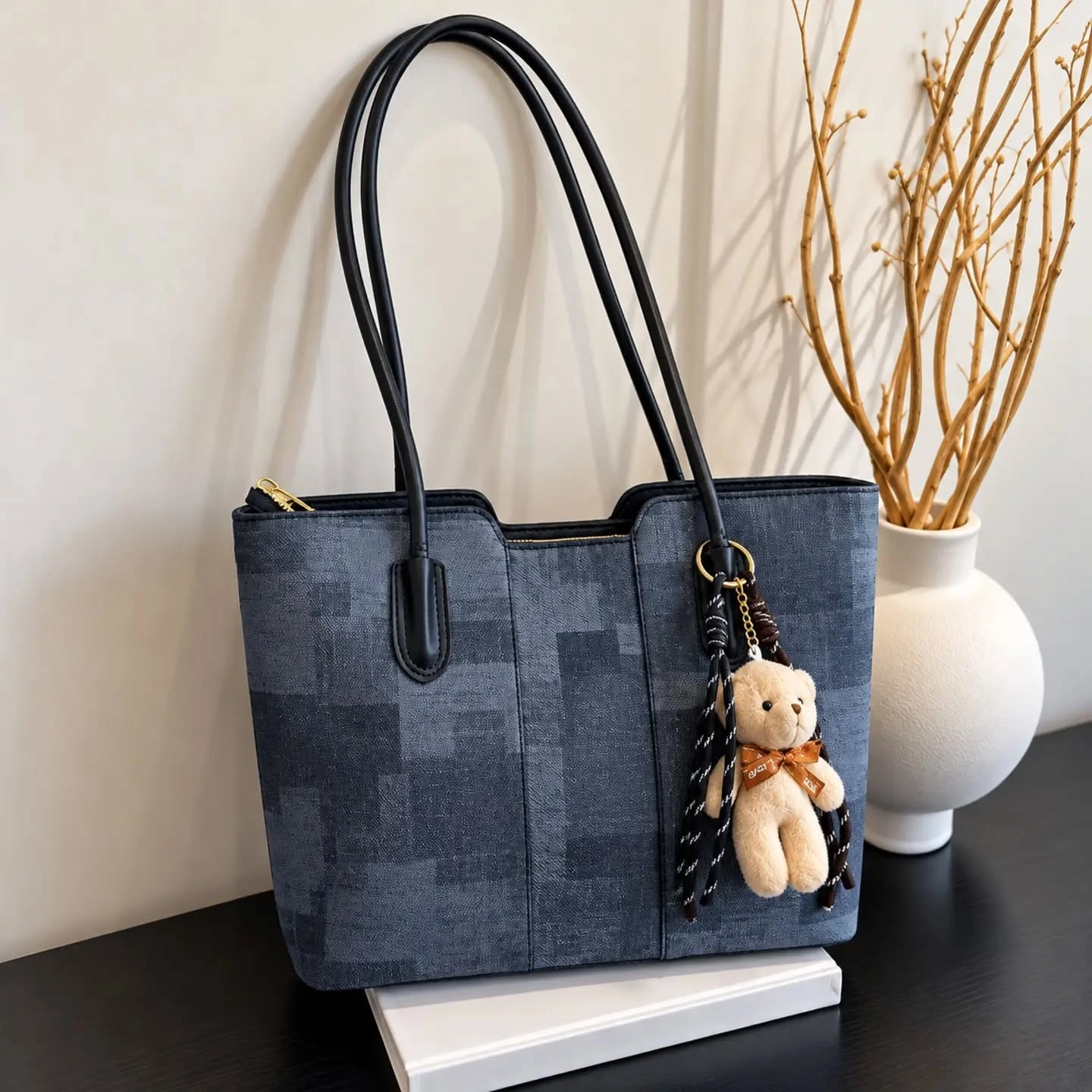 شنطة Teddy توت واسعة بالميدالية – اسود
